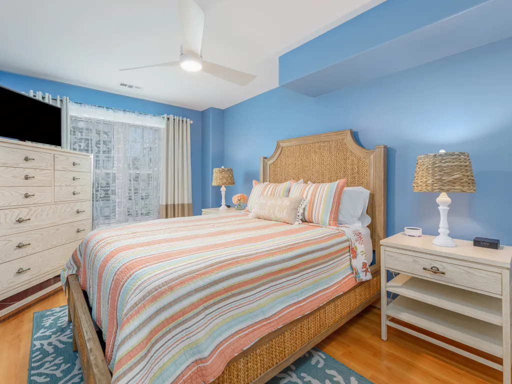 Queen Bedroom 