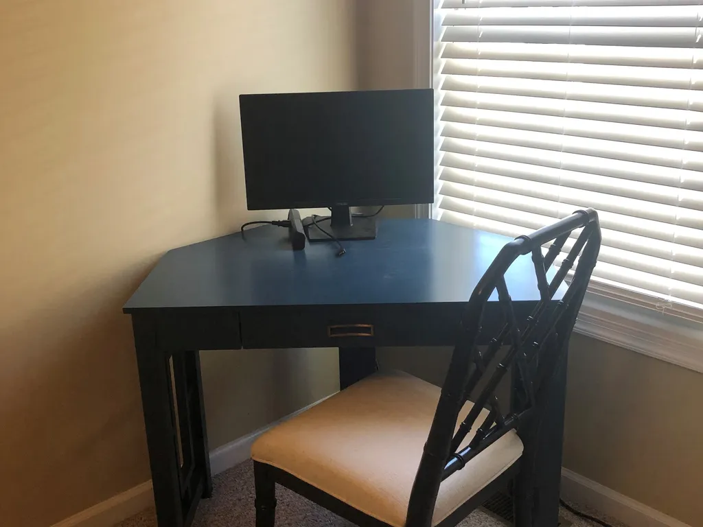 Corner Workstation in Master BR