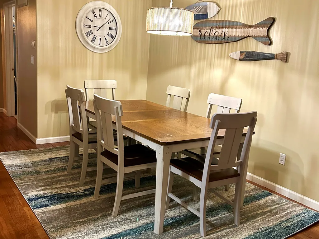 DR - new table, chairs, chandelier, rug