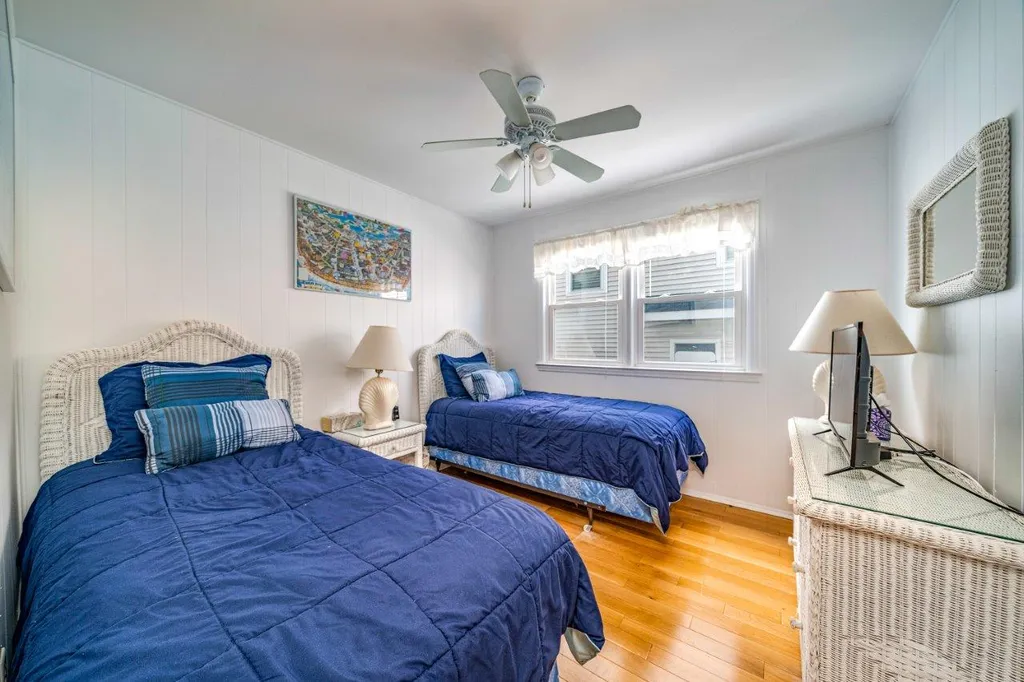 Bedroom 3-2 Twin Beds