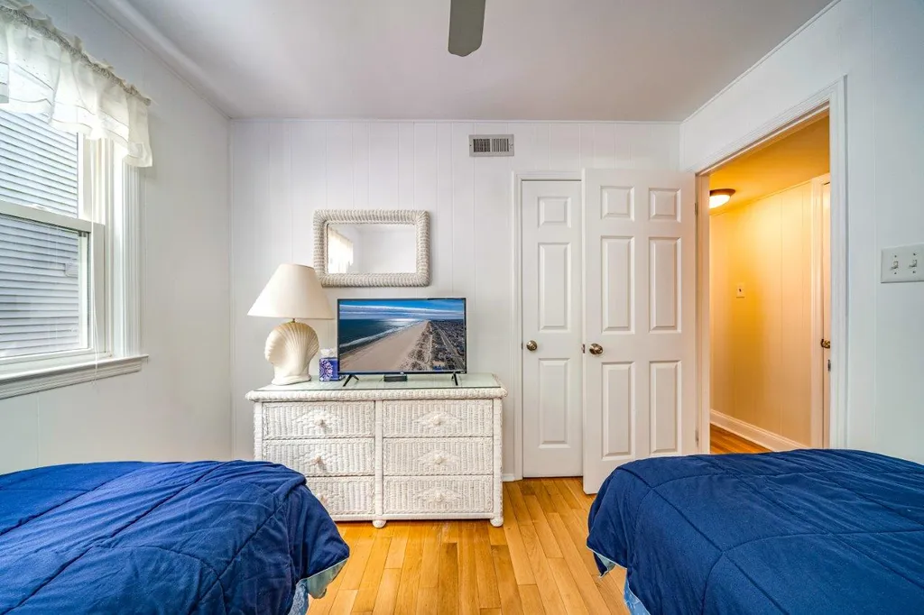 Bedroom 3-2 Twin Beds