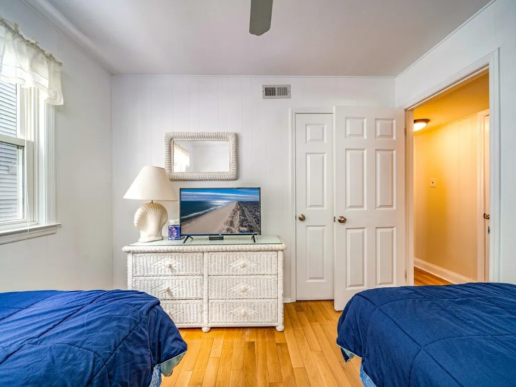 Bedroom 3-2 Twin Beds