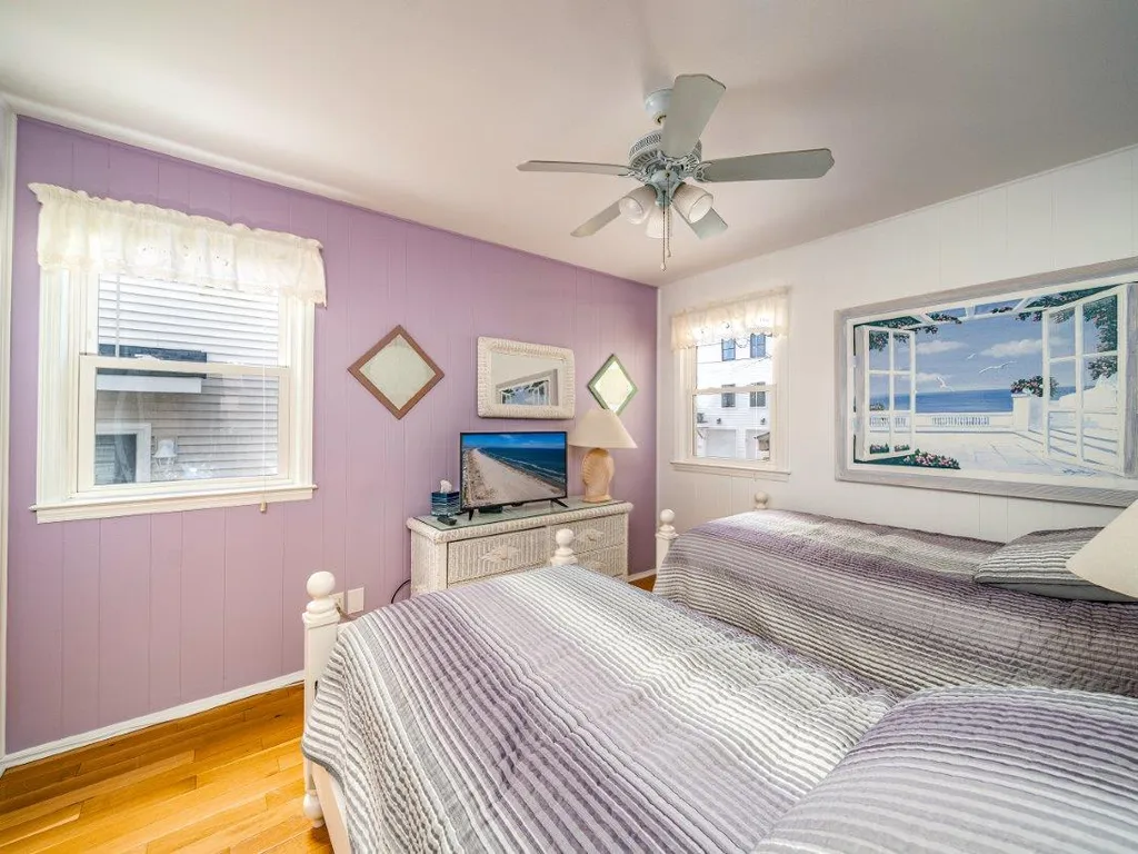 Bedroom 2-2 Twin Beds