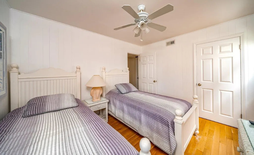 Bedroom 2-2 Twin Beds