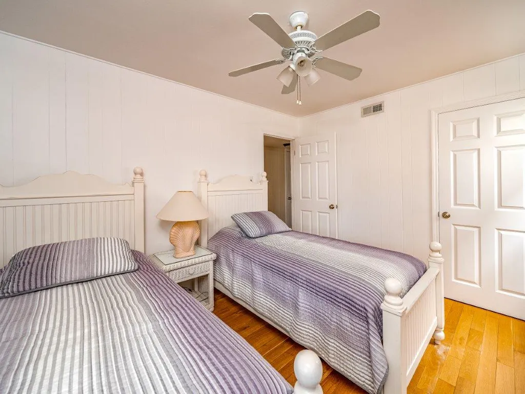 Bedroom 2-2 Twin Beds