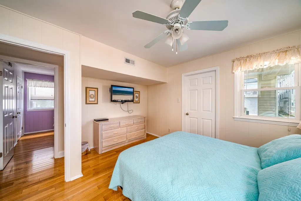 Primary Bedroom-Queen Bed