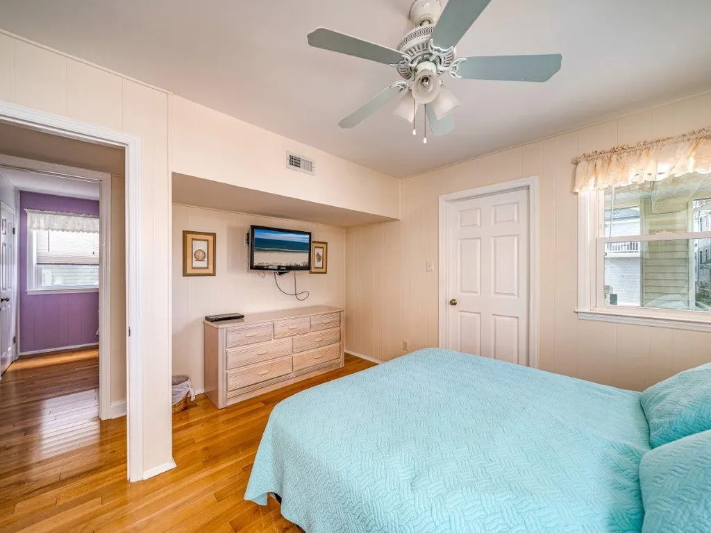 Primary Bedroom-Queen Bed