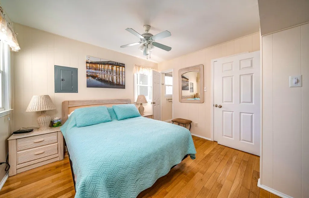 Primary Bedroom-Queen Bed