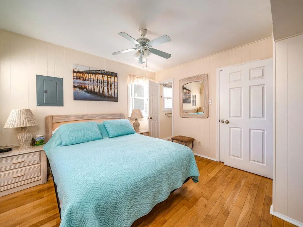 Primary Bedroom-Queen Bed
