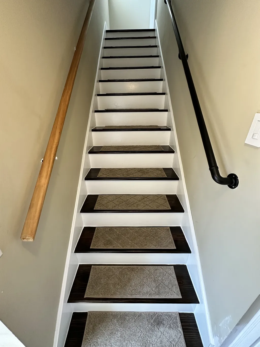 Steps to 2nd floor unit