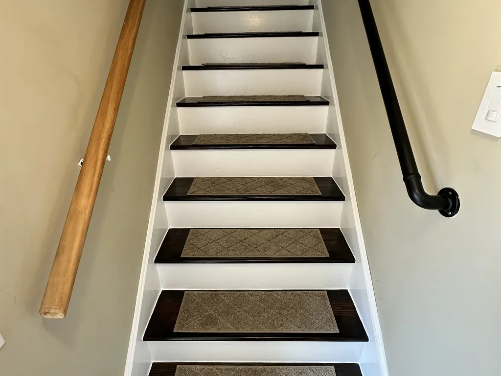 Steps to 2nd floor unit