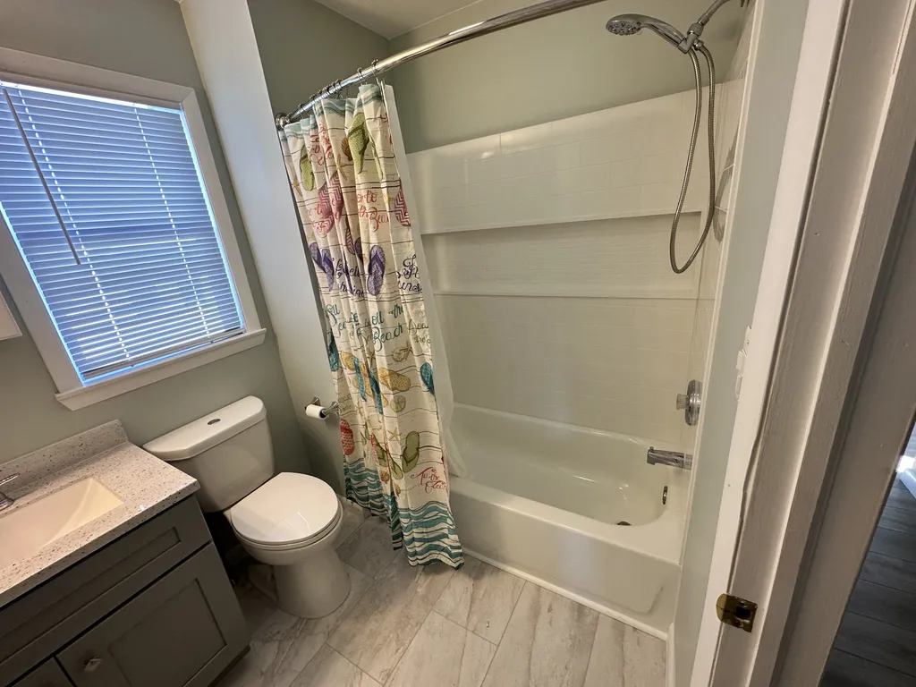 Main bath with tub
