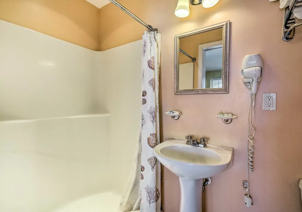 En-Suite Bathroom | Towels Provided | Complimentary Toiletries
