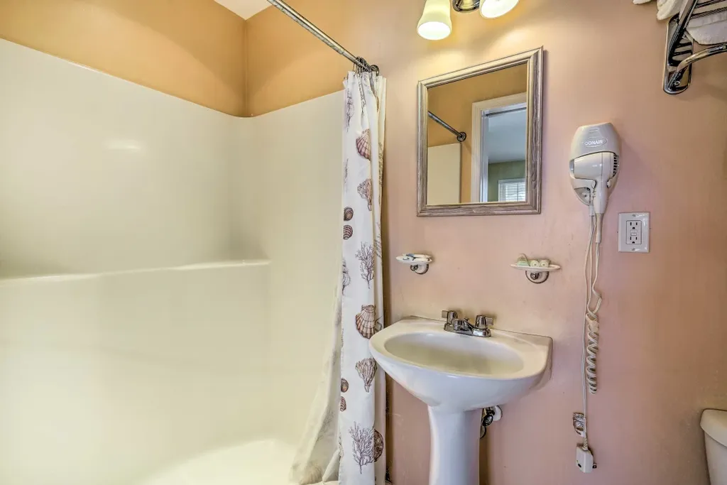 En-Suite Bathroom | Towels Provided | Complimentary Toiletries
