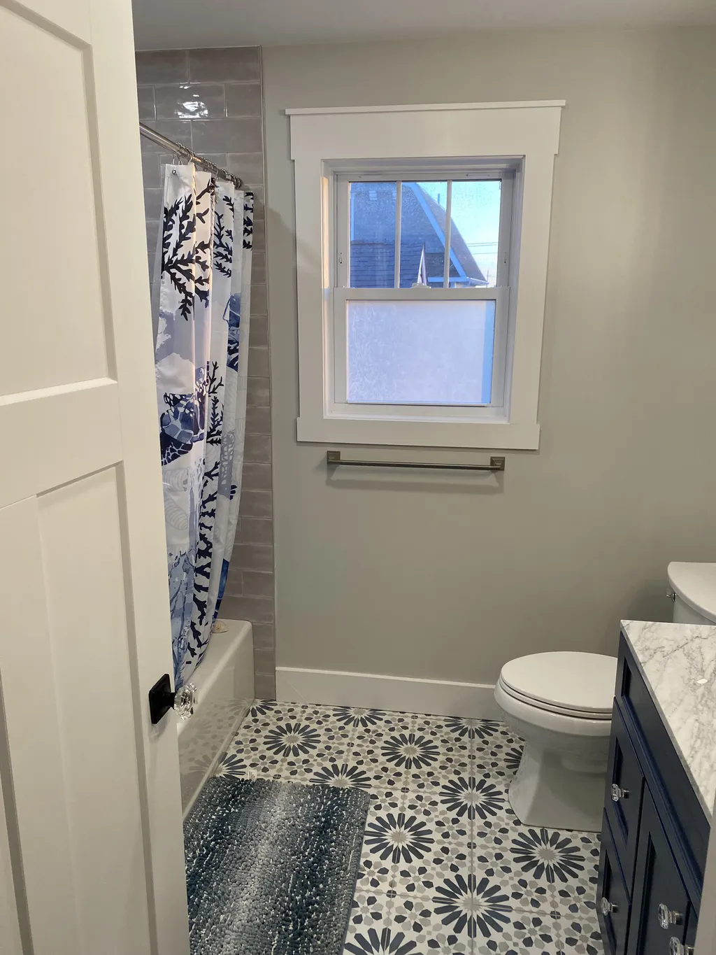 2nd Fl Hall Bath with Tub