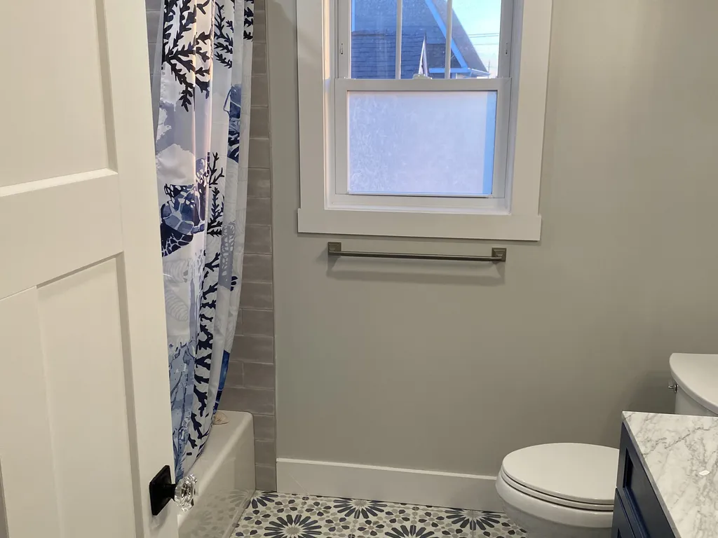 2nd Fl Hall Bath with Tub