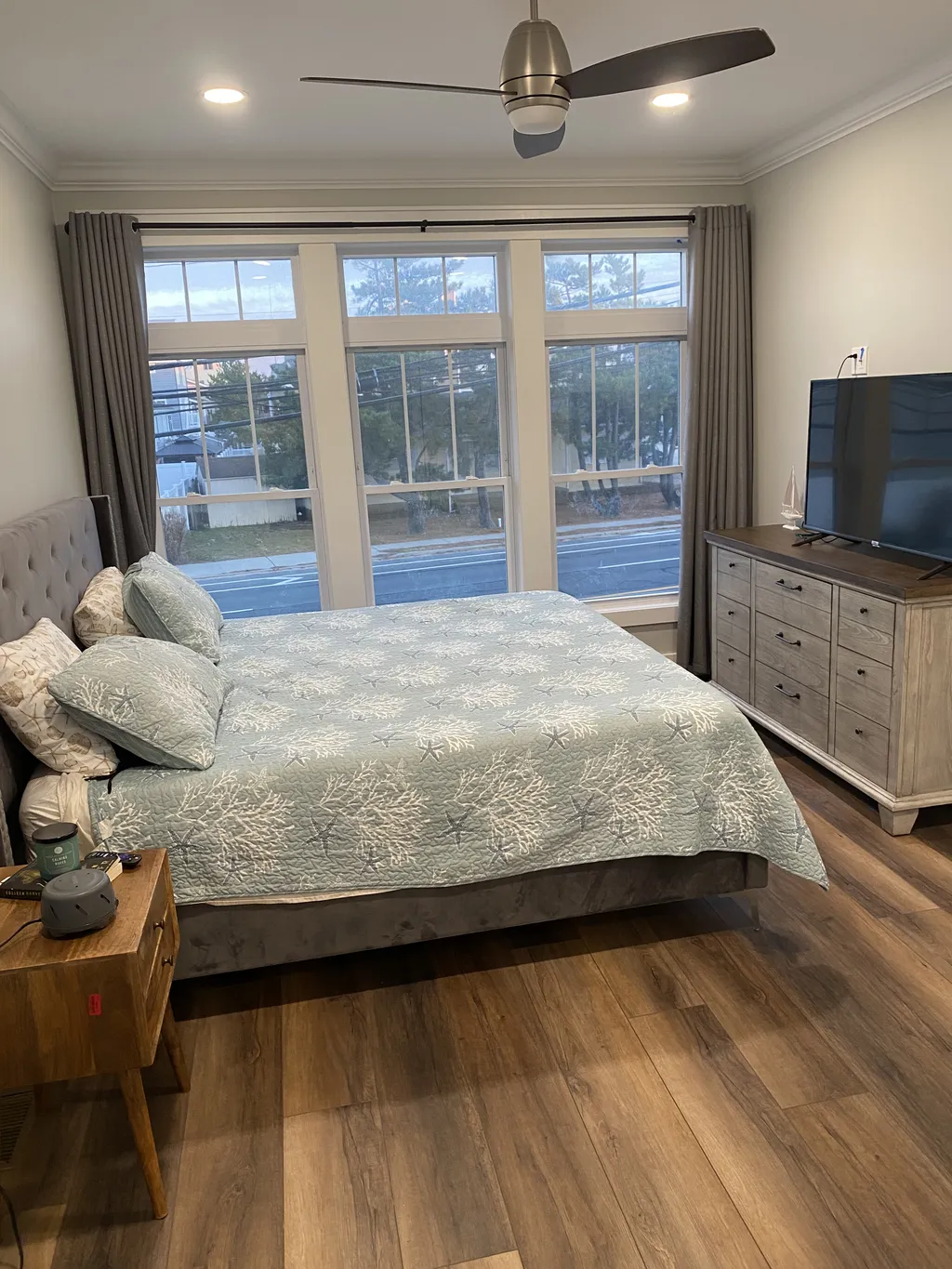 1st Floor King Bedroom