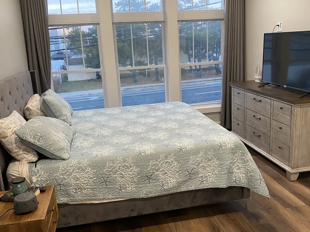 1st Floor King Bedroom