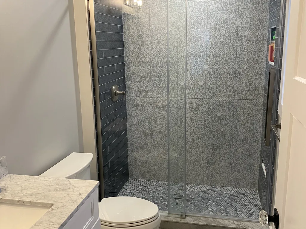 2nd Fl King BR en-suite Bath