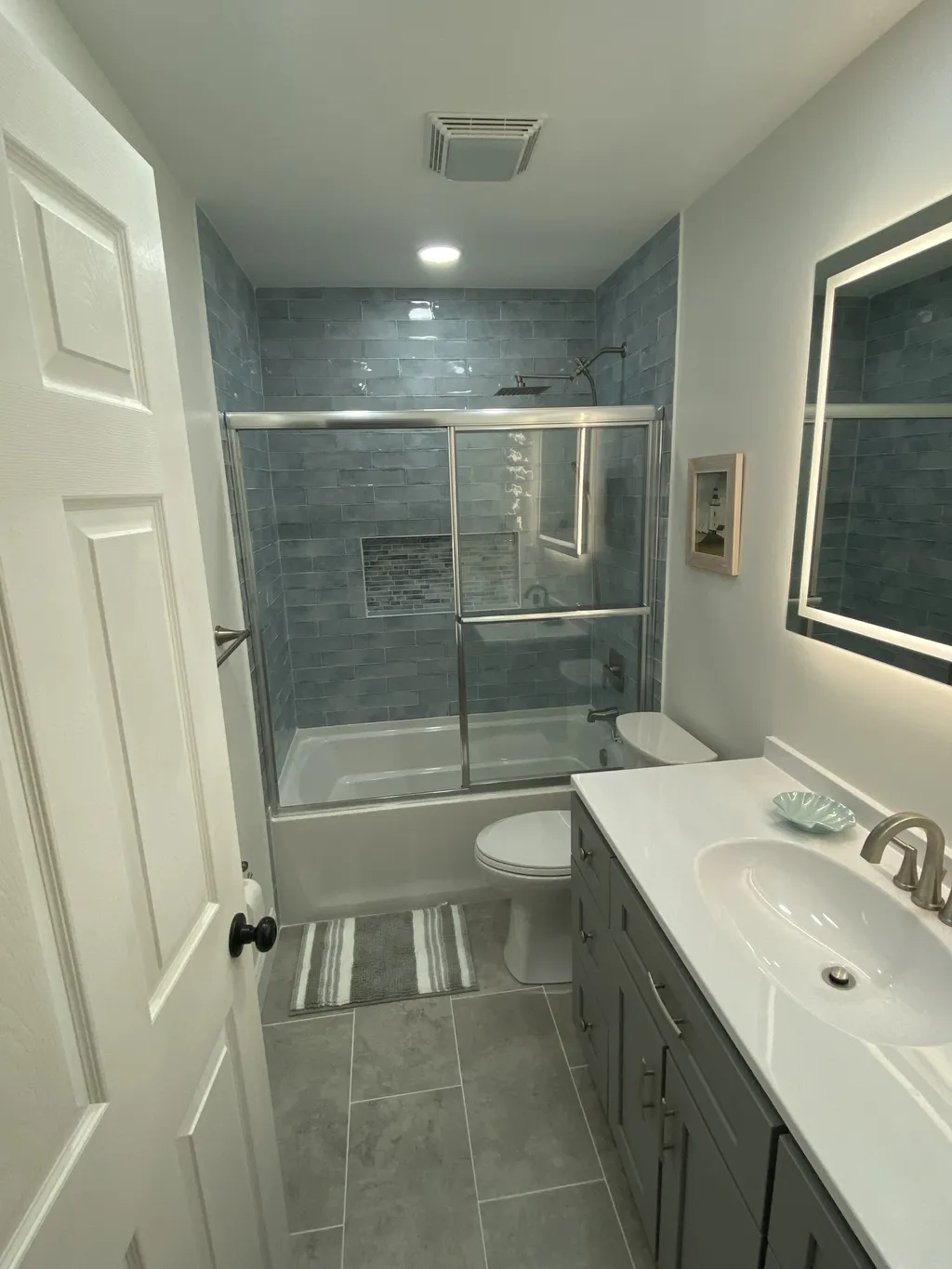 Upstairs Full Bathroom