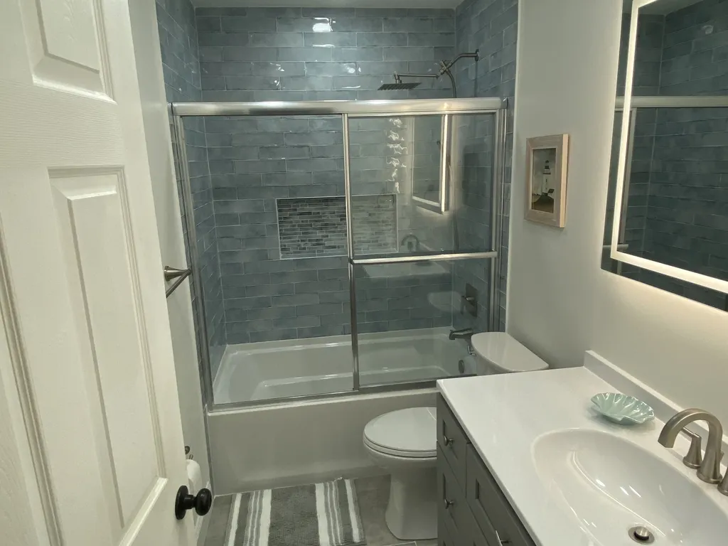 Upstairs Full Bathroom
