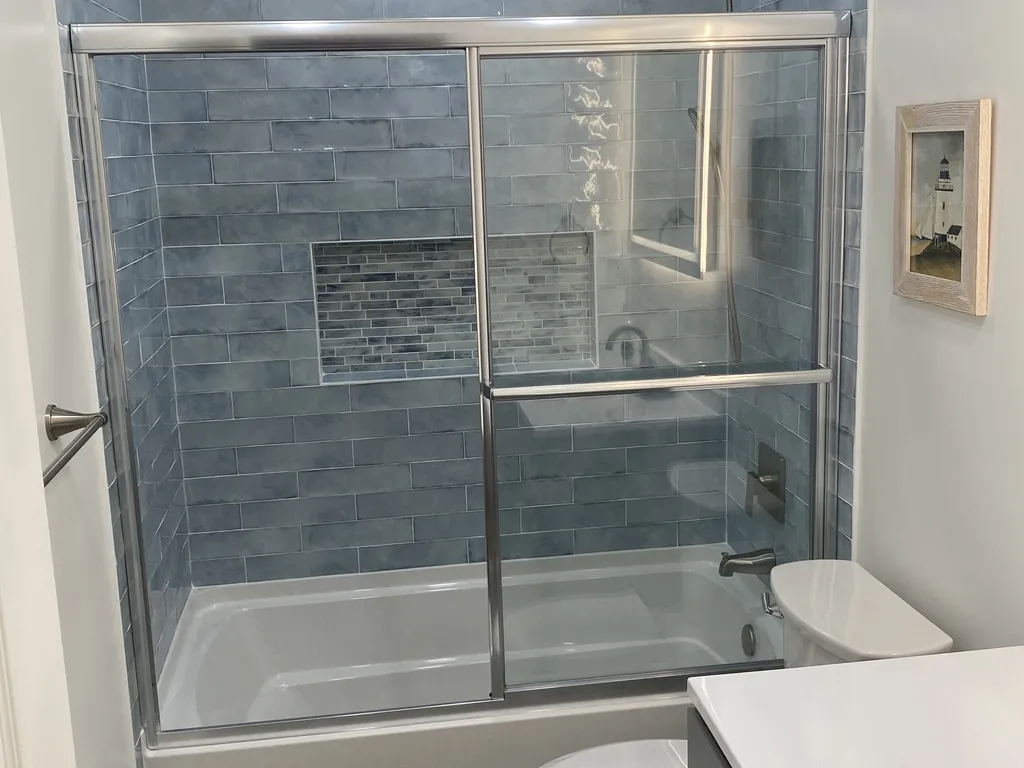 Upstairs Full Bathroom