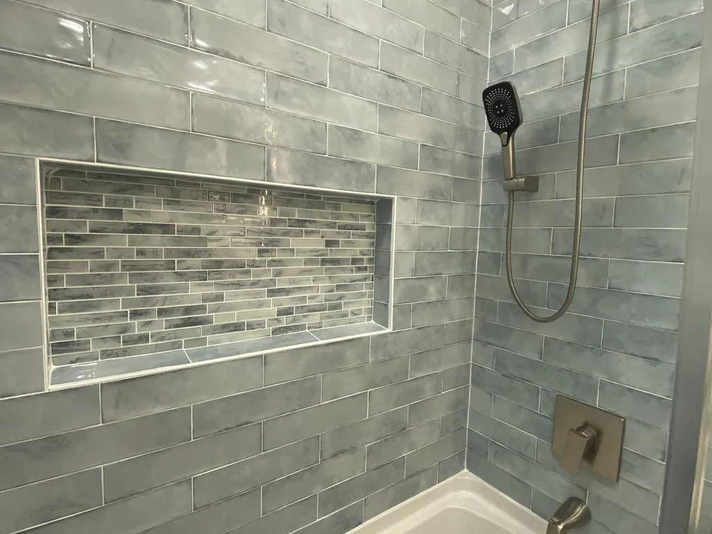 Upstairs Full Bathroom
