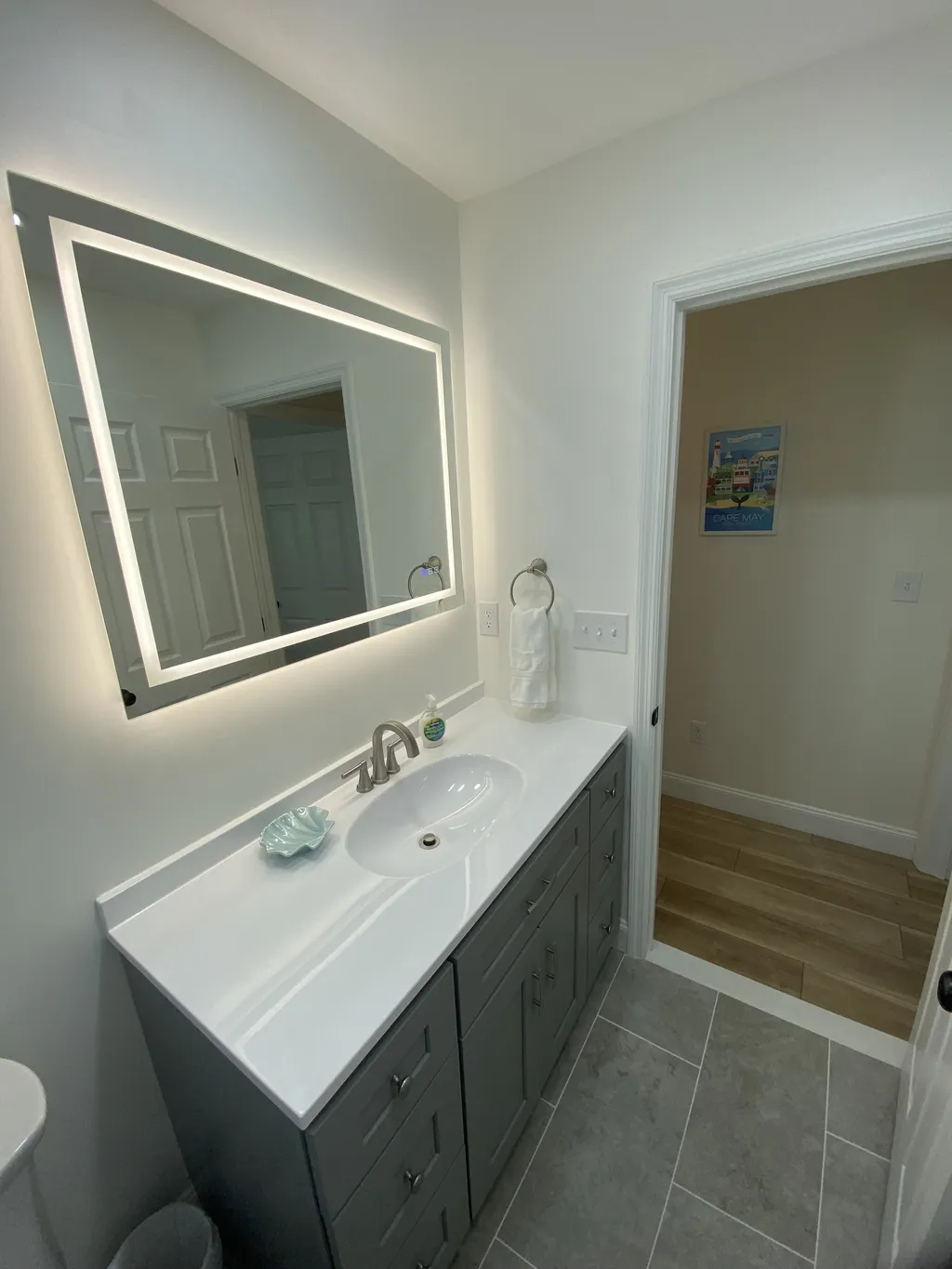 Upstairs Full Bathroom