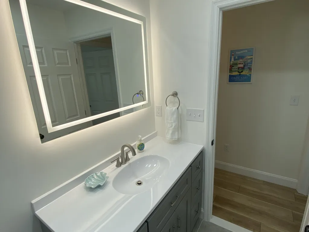 Upstairs Full Bathroom