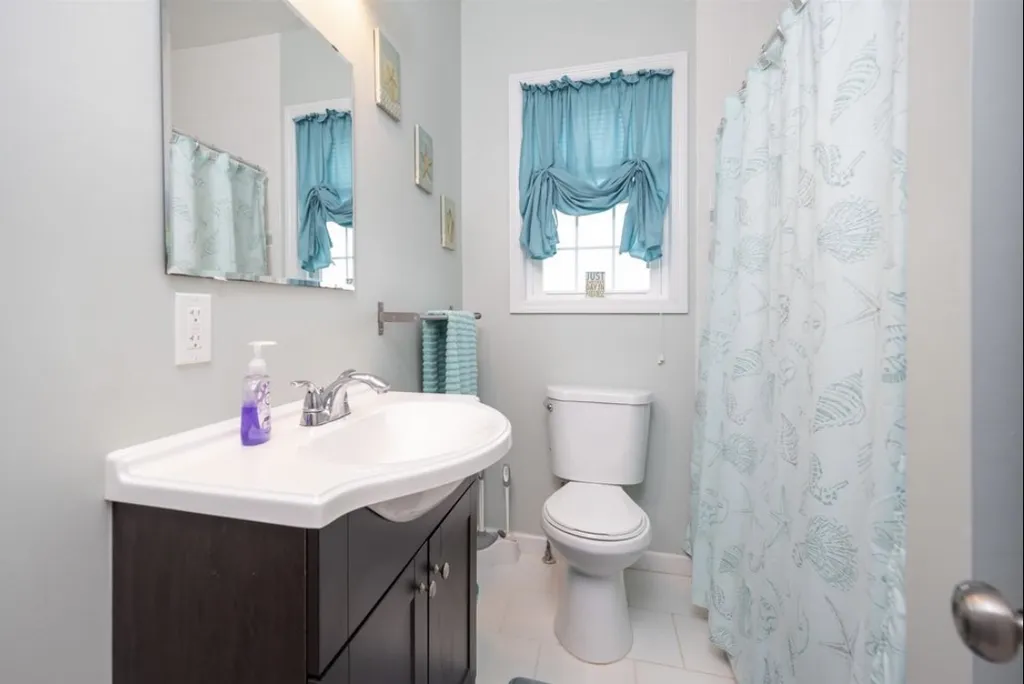 Center hall bathroom