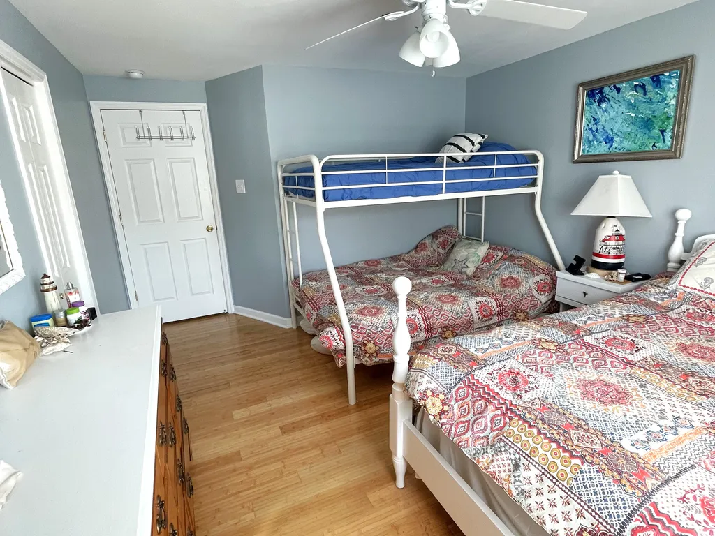 bunk bedroom