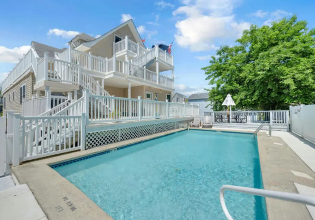 semiprivate pool
