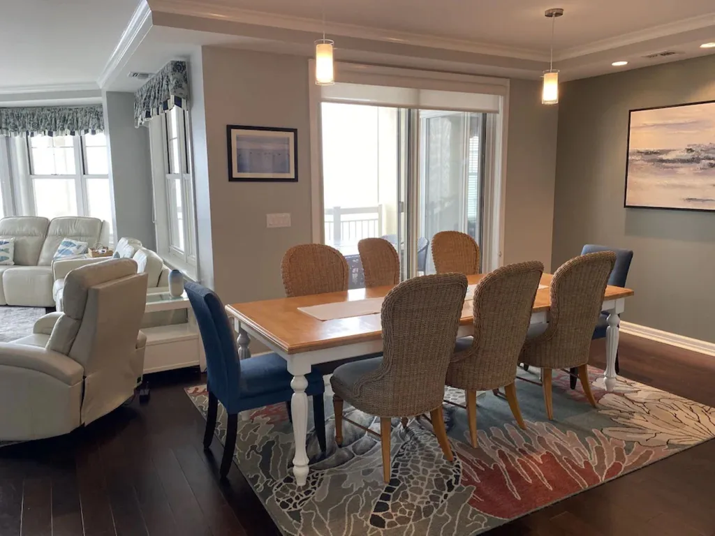 Dining Area opens to Outdoor Dining Area