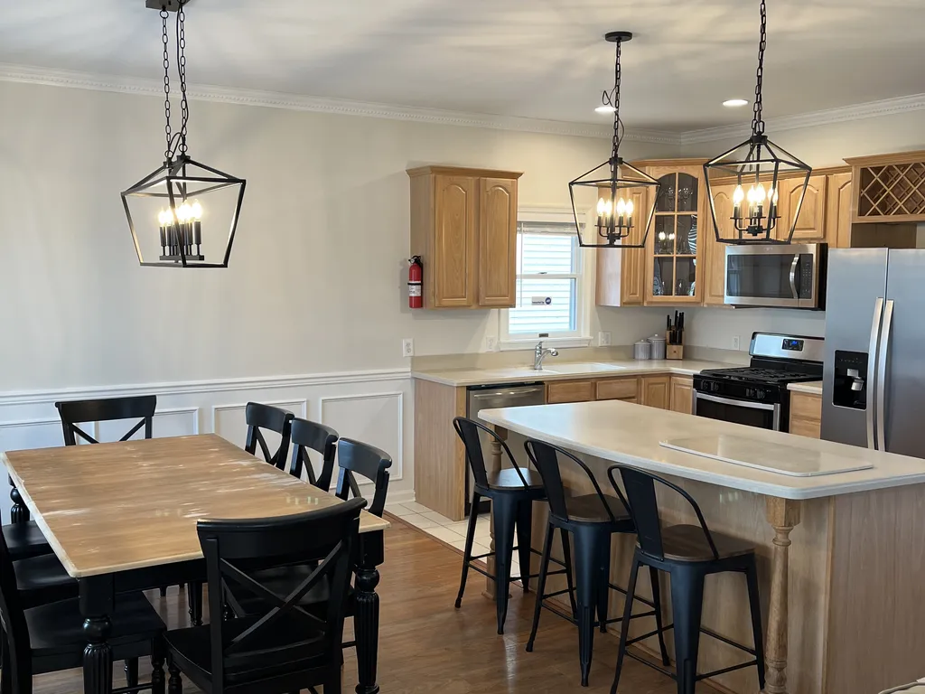 Kitchen seats 10-12