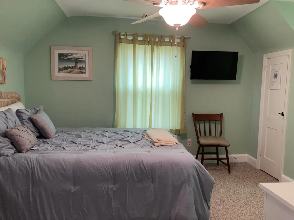 Bedroom 3 w/1 Queen Bed