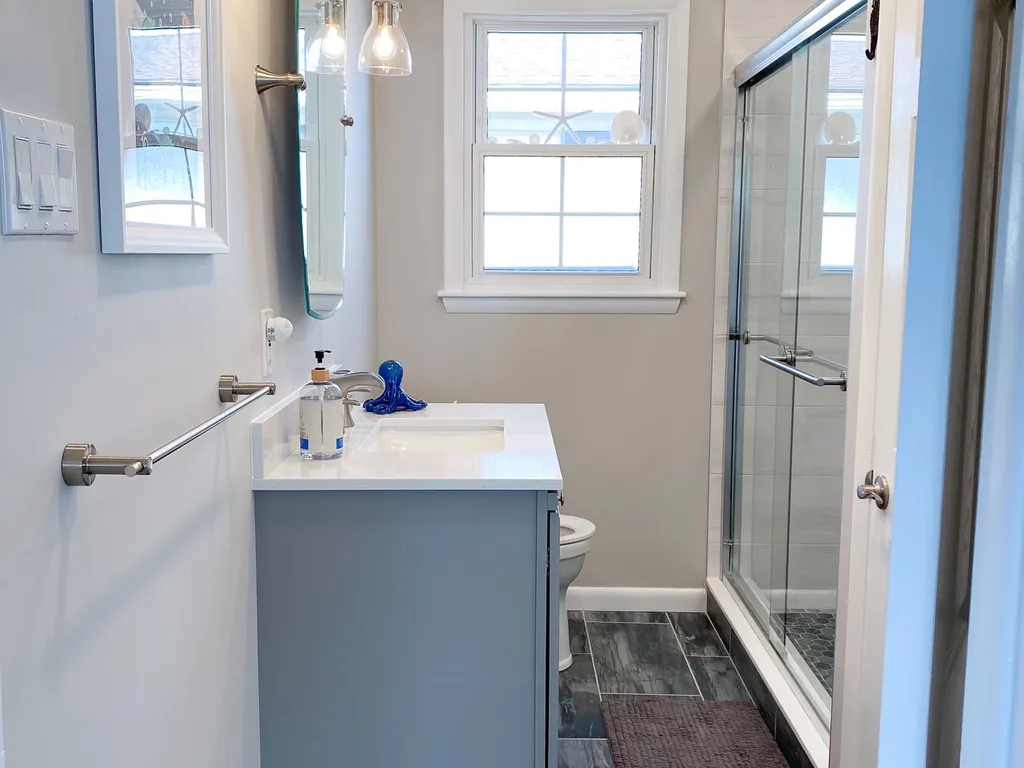 Main Bathroom 