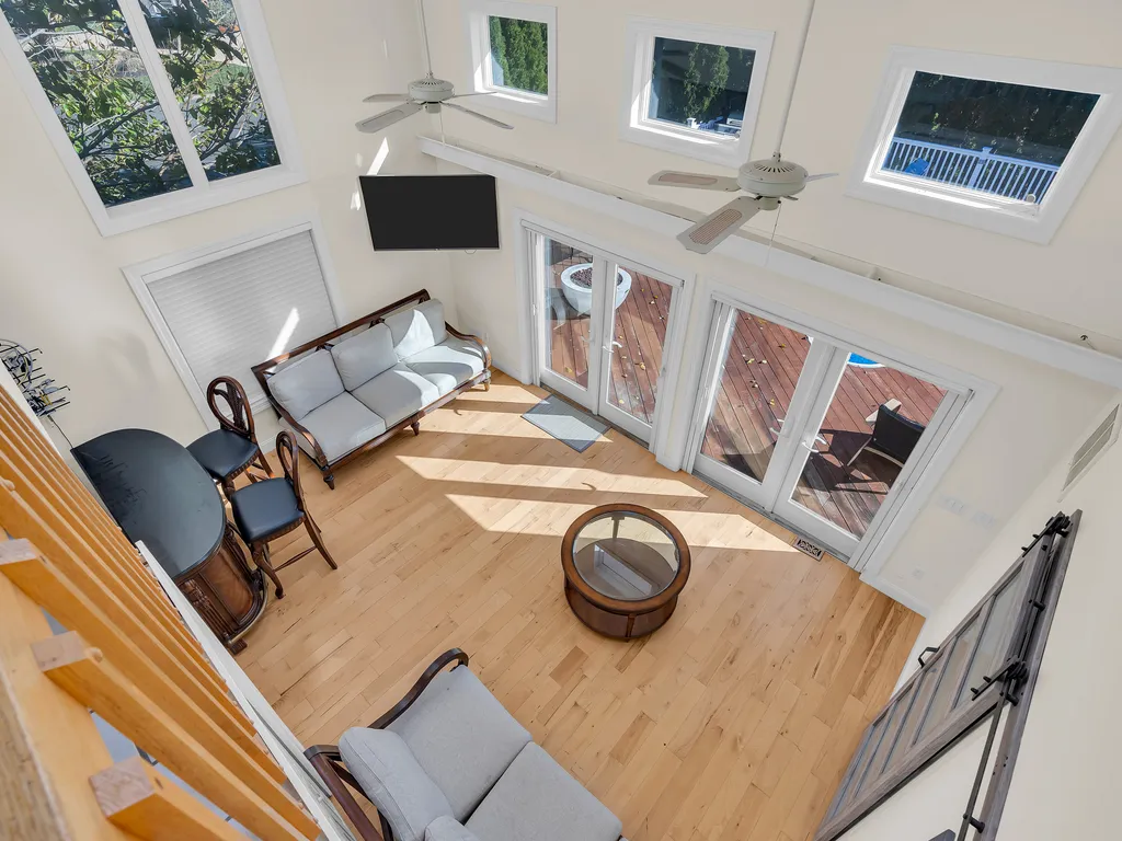 entartaining area with vaulted ceiling