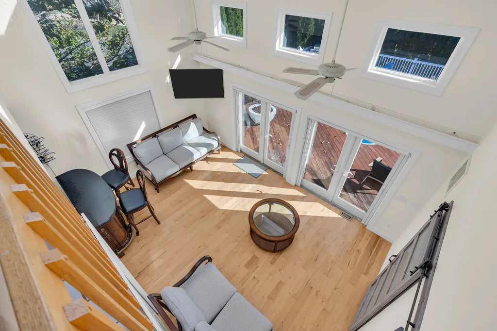 entartaining area with vaulted ceiling