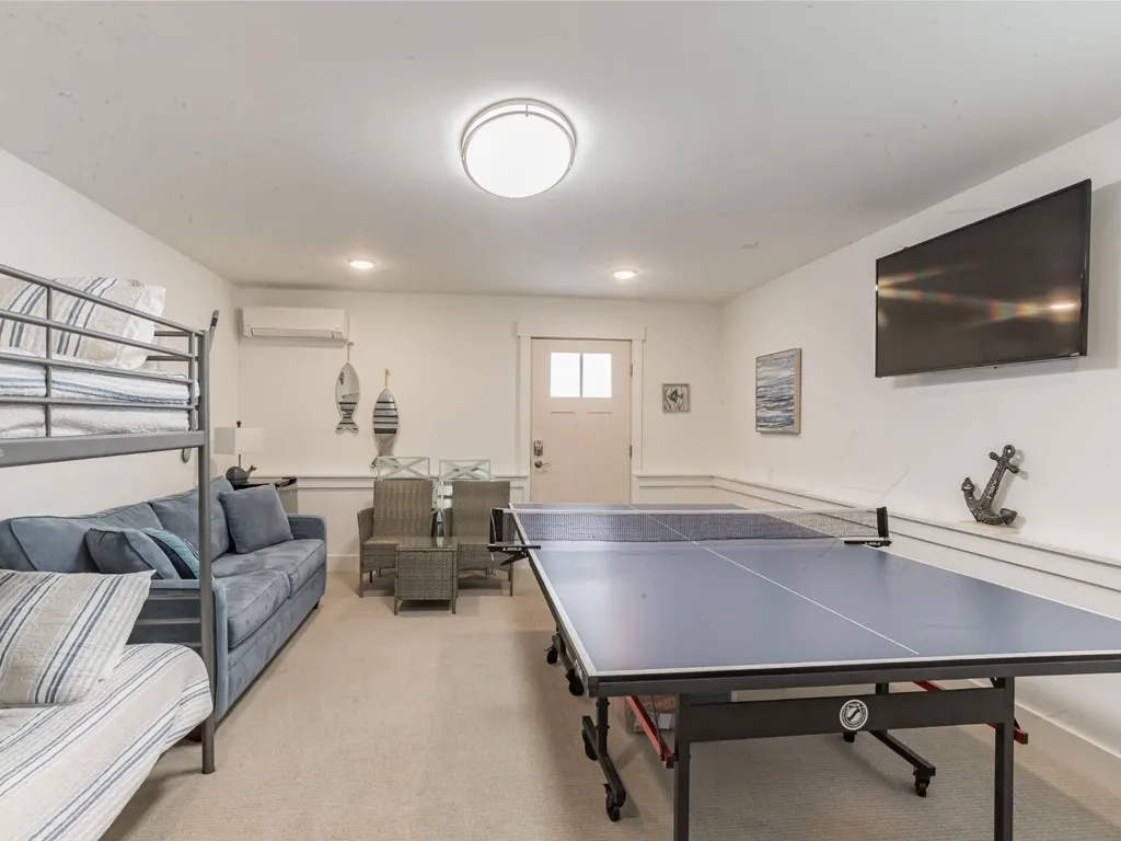 Game Room/ 6th bedroom w/ single bunk and comfy Queen  pull-out sofa