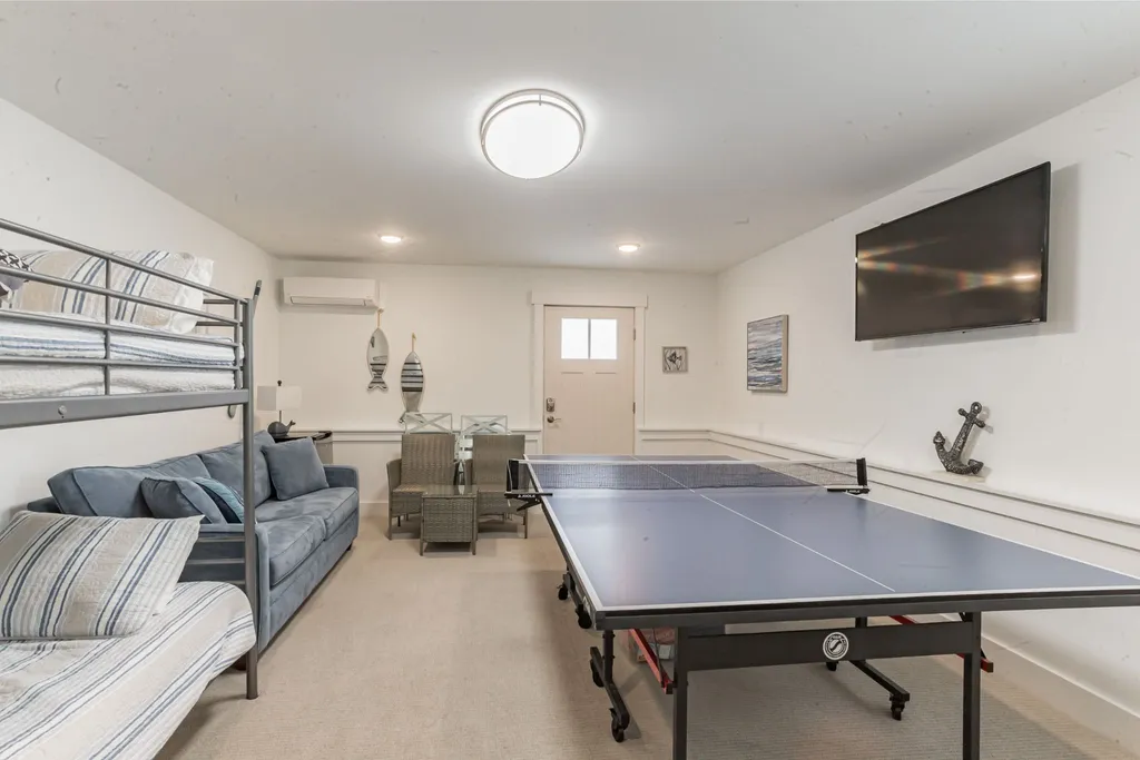 Game Room/ 6th bedroom w/ single bunk and comfy Queen  pull-out sofa