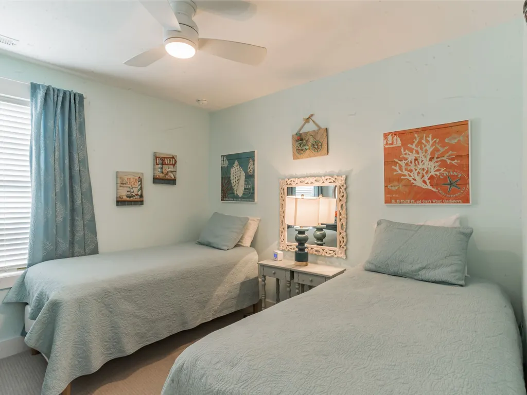 Bedroom 5 with 2 twin beds