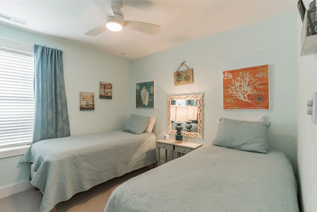 Bedroom 5 with 2 twin beds
