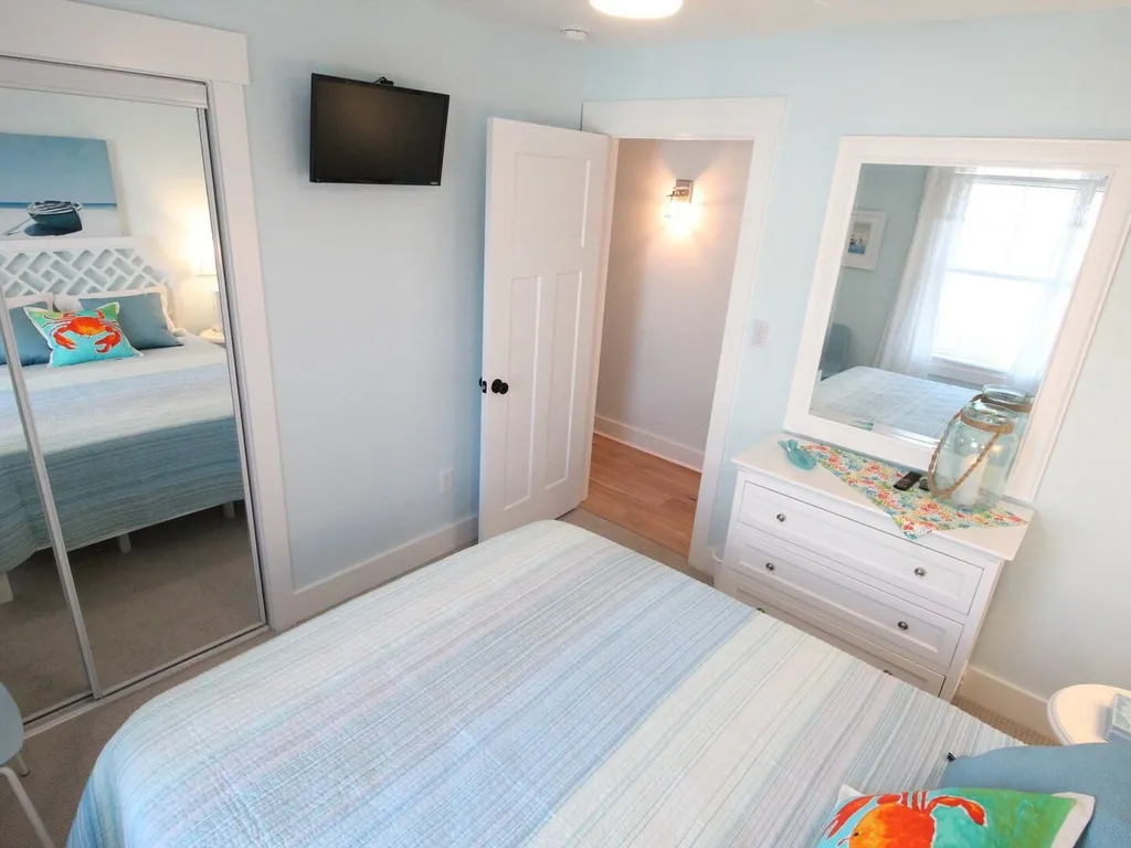 Bedroom 4 with queen bed