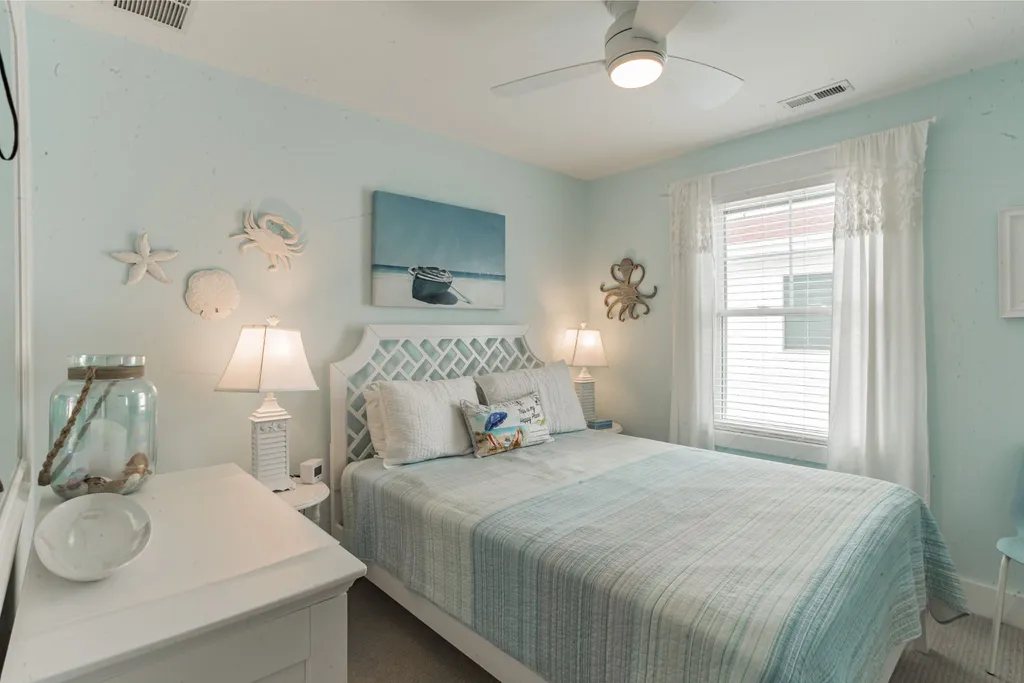 Bedroom 4 with queen bed