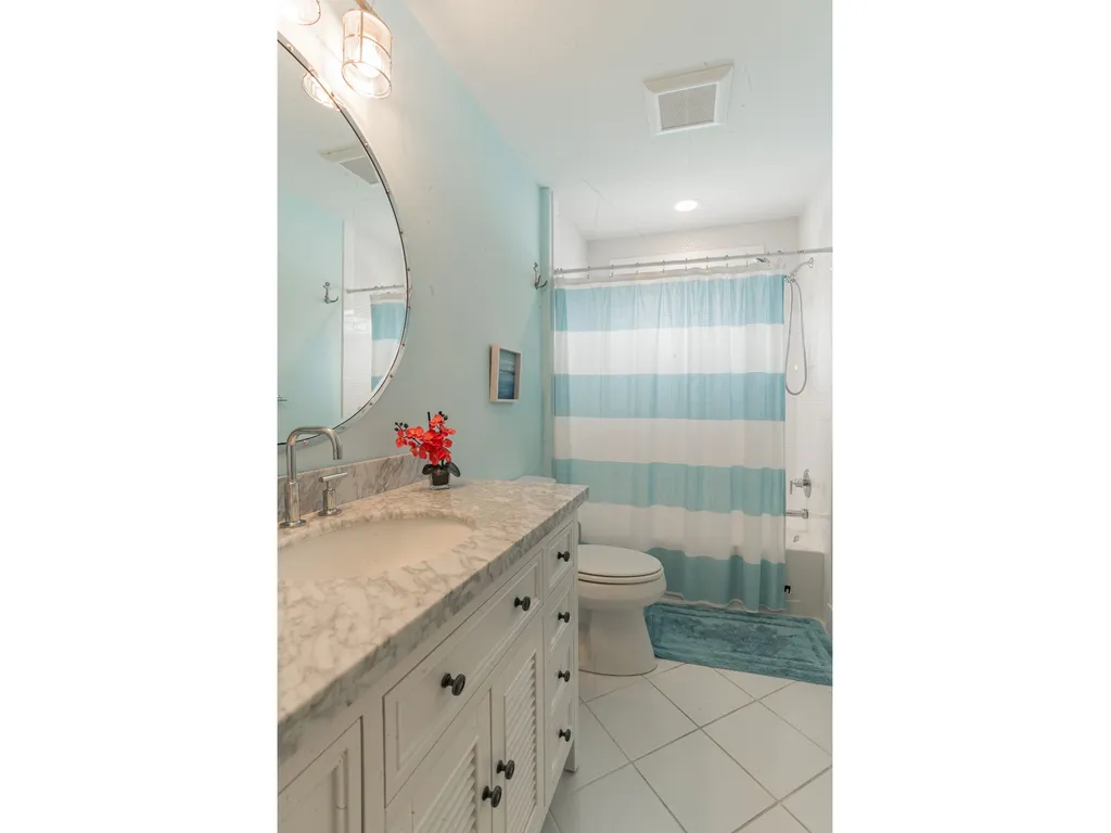 Hall bath w/ raised sink and marble top