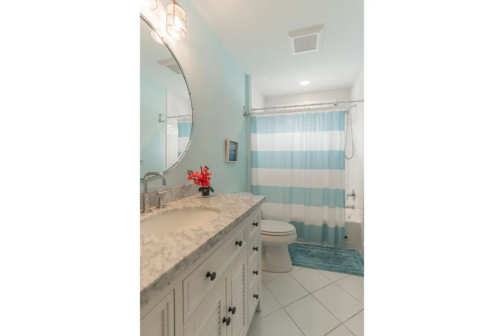 Hall bath w/ raised sink and marble top
