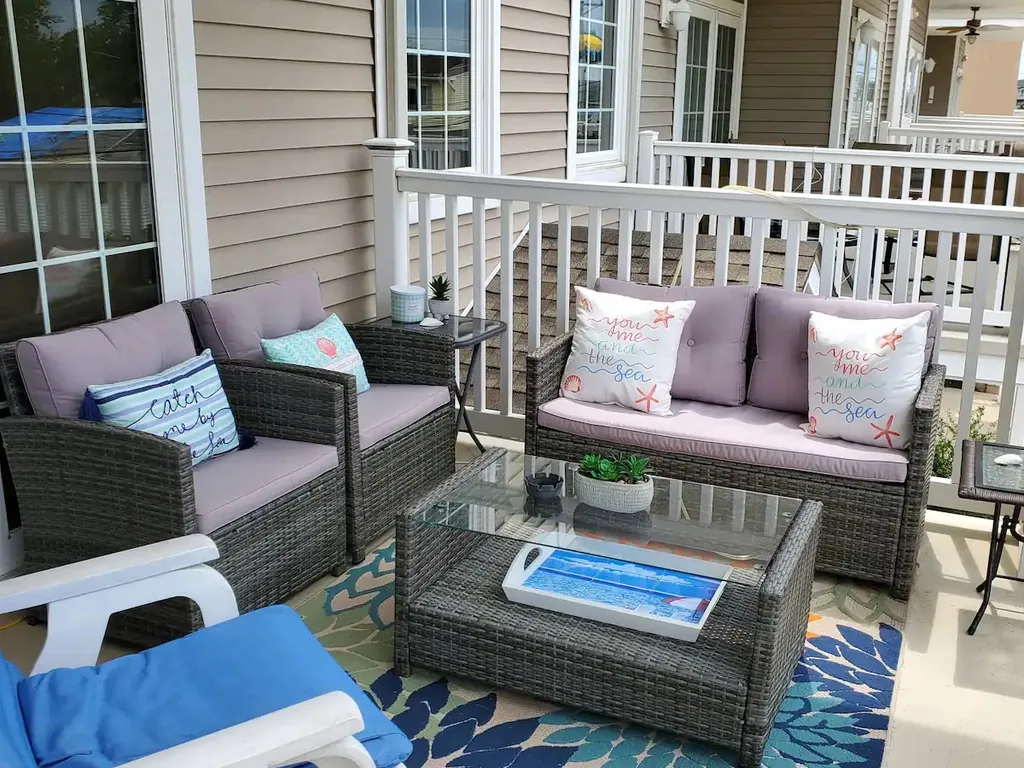 Front balcony lounge area