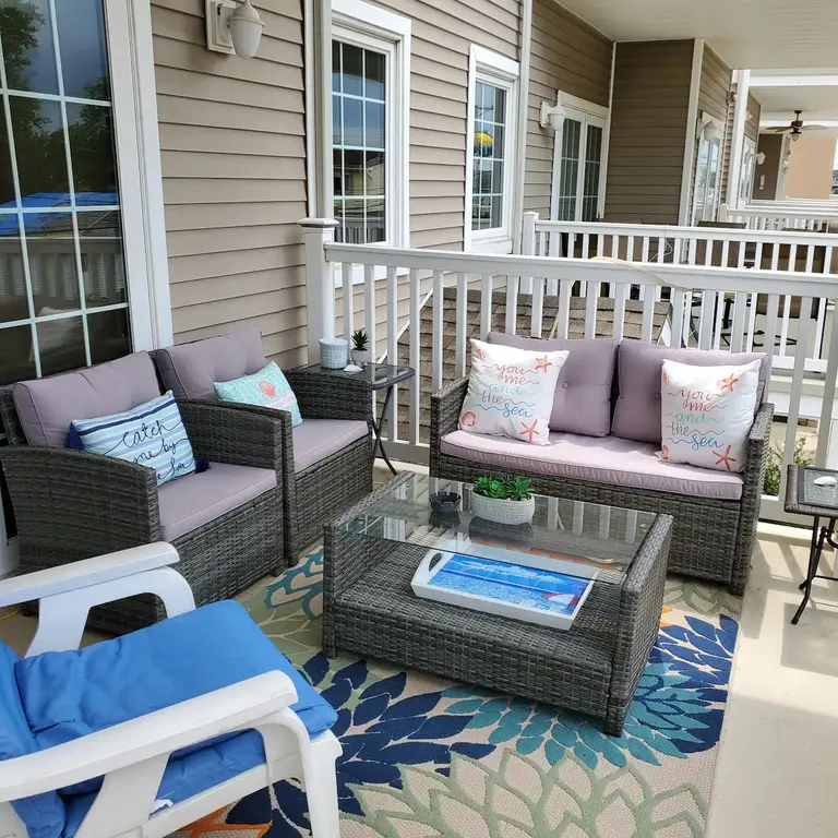 Front balcony lounge area