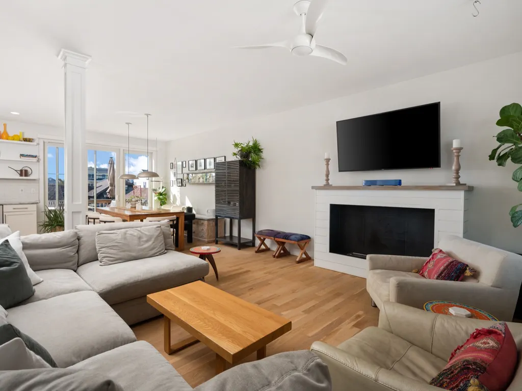 Open floor plan..lr/dr/kitchrn