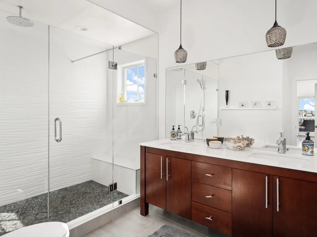 Master bathroom 